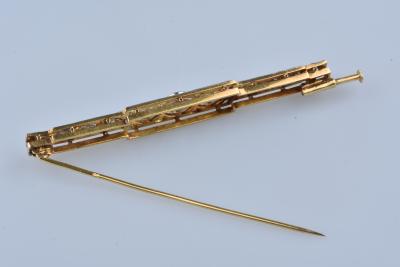 Broche en or blanc et or jaune 18 carats sertie de 11 diamants ronds brillants de 1,55 ct au total soit 0,14 ct chacun. 2