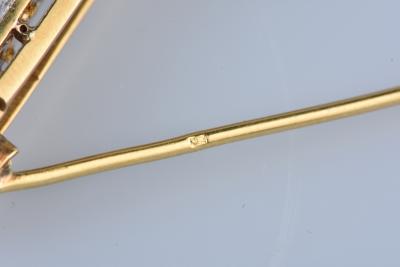 Broche en or blanc et or jaune 18 carats sertie de 11 diamants ronds brillants de 1,55 ct au total soit 0,14 ct chacun. 2