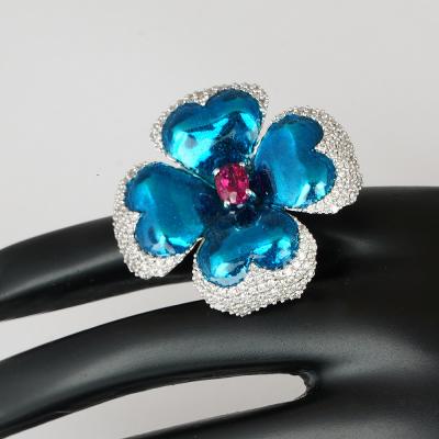 Bague de créateur en or blanc avec rubis et diamants avec émail bleu 2