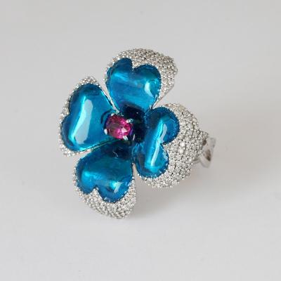 Bague de créateur en or blanc avec rubis et diamants avec émail bleu 2