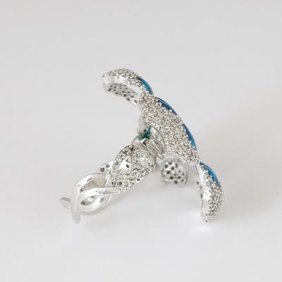 Bague de créateur en or blanc avec rubis et diamants avec émail bleu 2