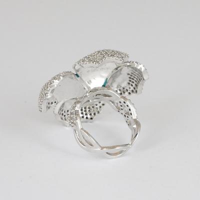 Bague de créateur en or blanc avec rubis et diamants avec émail bleu 2