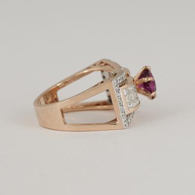 Bague en or rose avec rubis et diamants 2