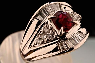 Bague en Platine sertissant un rubis rouge sang birman naturel ovale de 0.69 carat - certifiée 2