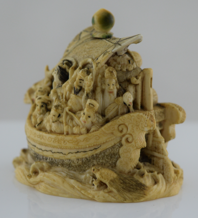 Japon - Netsuke en ivoire représentant la Takarabune, vers 1920 2