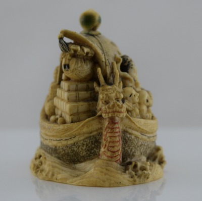 Japon - Netsuke en ivoire représentant la Takarabune, vers 1920 2