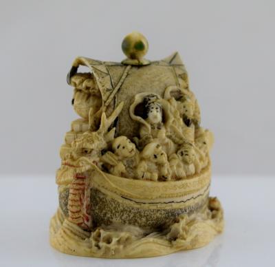 Japon - Netsuke en ivoire représentant la Takarabune, vers 1920 2