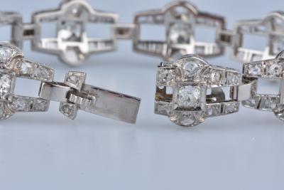 Bracelet en platine agrémenté de 95 diamants tailles roses de 6 carats au total, fermoir à cliquet. 2