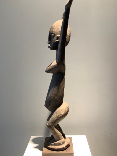 Mali - Statue Dogon figure féminine debout invocant Nommo 2