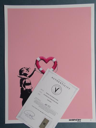 Banksy x Post Modern Vandal - Girl With Heart Shaped Float, 2021 - Imprimé pigmentaire 2