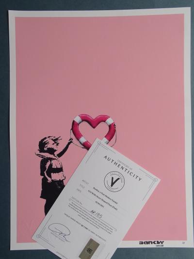 Banksy x Post Modern Vandal - Fille avec flotteur en forme de cœur (rose), 2021 - Impression pigmentaire 2