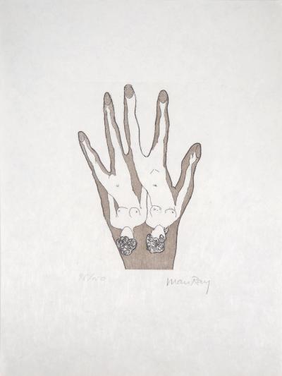 Man RAY - Femmes main dans la main - Aquatinte signée et numérotée 2