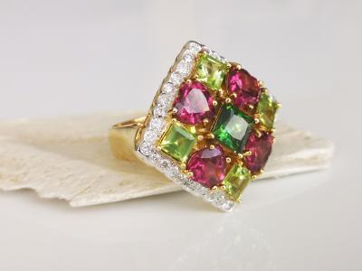 Bague en or jaune sertie de pierres fines et diamants 2