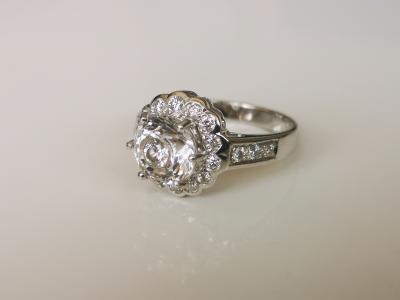 Bague en or gris ornée en son centre d un diamant incrusté dans un Leucosaphire 2