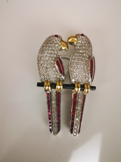 Broche en or gris 2