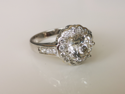 Bague en or gris ornée en son centre d un diamant incrusté dans un Leucosaphire 2