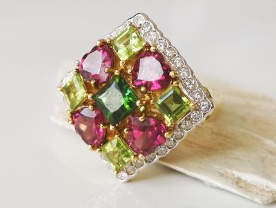 Bague en or jaune sertie de pierres fines et diamants 2