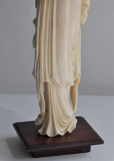 Japon - Sculpture en ivoire représentant une dame de cour, vers 1950 2