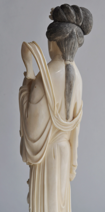 Japon - Sculpture en ivoire représentant une dame de cour, vers 1950 2