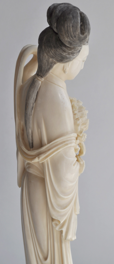 Japon - Sculpture en ivoire représentant une dame de cour, vers 1950 2