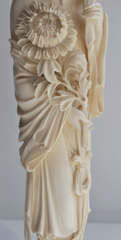 Japon - Sculpture en ivoire représentant une dame de cour, vers 1950 2