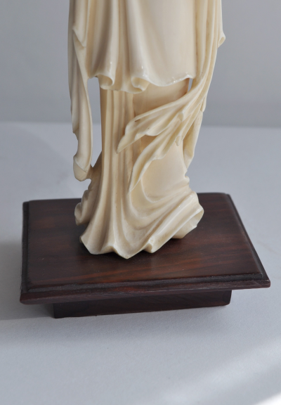 Japon - Sculpture en ivoire représentant une dame de cour, vers 1950 2