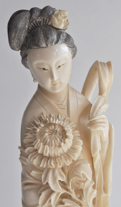 Japon - Sculpture en ivoire représentant une dame de cour, vers 1950 2