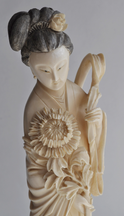 Japon - Sculpture en ivoire représentant une dame de cour, vers 1950 2