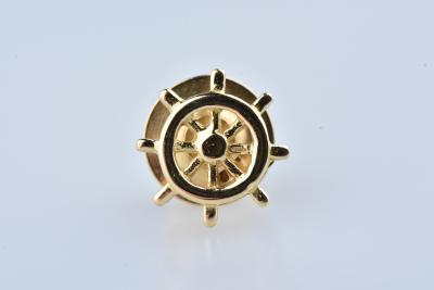 Pin’s en or jaune 18 carats, fermoir en pacotille. Forme gouvernail. 2