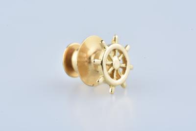 Pin’s en or jaune 18 carats, fermoir en pacotille. Forme gouvernail. 2