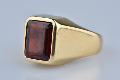 Bague chevalière en or jaune 18 carats sertie d’un grenat taille émeraude de 7,30 carats 2