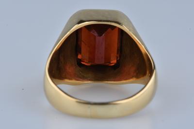 Bague chevalière en or jaune 18 carats sertie d’un grenat taille émeraude de 7,30 carats 2