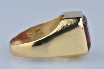Bague chevalière en or jaune 18 carats sertie d’un grenat taille émeraude de 7,30 carats 2