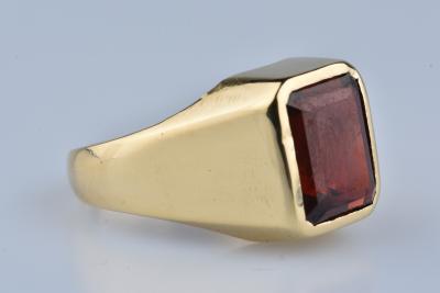 Bague chevalière en or jaune 18 carats sertie d’un grenat taille émeraude de 7,30 carats 2