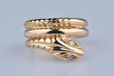 Bague serpent en or jaune 18 carats ornée de 2 diamants ronds brillants de 0,028 ct chacun soit 0,056 ct total. 2