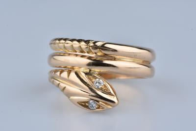 Bague serpent en or jaune 18 carats ornée de 2 diamants ronds brillants de 0,028 ct chacun soit 0,056 ct total. 2