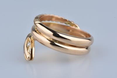 Bague serpent en or jaune 18 carats ornée de 2 diamants ronds brillants de 0,028 ct chacun soit 0,056 ct total. 2