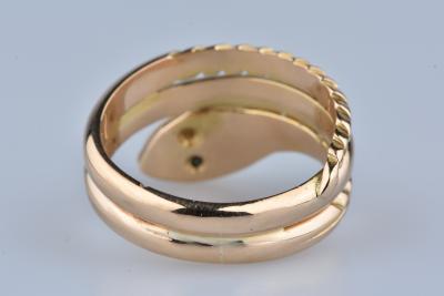Bague serpent en or jaune 18 carats ornée de 2 diamants ronds brillants de 0,028 ct chacun soit 0,056 ct total. 2
