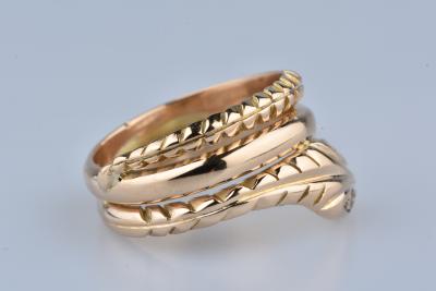 Bague serpent en or jaune 18 carats ornée de 2 diamants ronds brillants de 0,028 ct chacun soit 0,056 ct total. 2