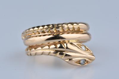 Bague serpent en or jaune 18 carats ornée de 2 diamants ronds brillants de 0,028 ct chacun soit 0,056 ct total. 2