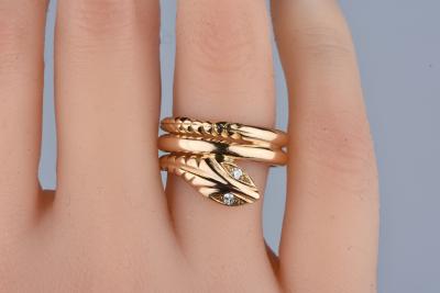 Bague serpent en or jaune 18 carats ornée de 2 diamants ronds brillants de 0,028 ct chacun soit 0,056 ct total. 2
