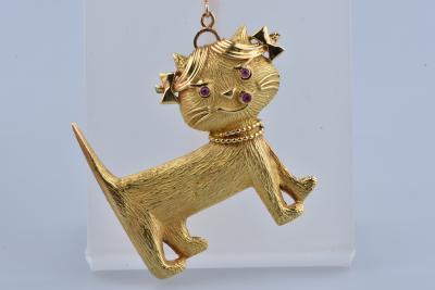 Pendentif chat en or jaune 18 carats ornée de 3 rubis ronds brillants 2