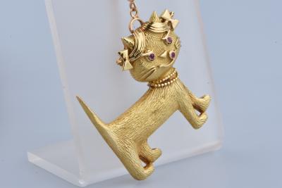 Pendentif chat en or jaune 18 carats ornée de 3 rubis ronds brillants 2