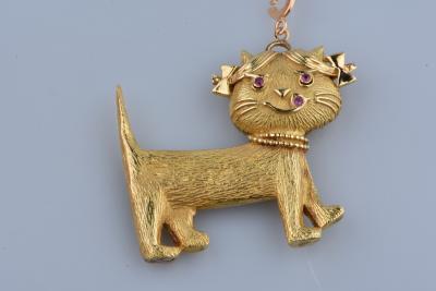 Pendentif chat en or jaune 18 carats ornée de 3 rubis ronds brillants 2