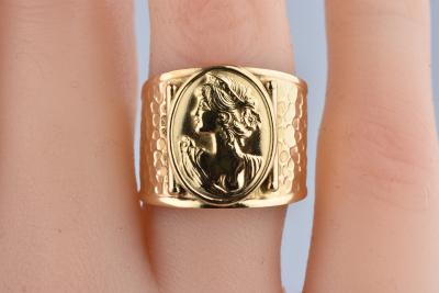 Bague étrusque motif Camé en or jaune 18 carats 2