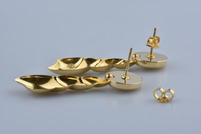 Boucles d’oreilles pendantes coquillages en or jaune 18 carats 2