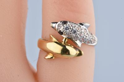 Bague dauphin en or jaune 18 carats ornée de 14 oxydes de zirconium et de 2 saphirs 2