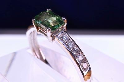 Exceptionnel saphir vert de Ceylan AAA de taille émeraude/octogonale de 0,70 carat certifié  10 diamants naturels 0,20 carat.Or blanc 18kt 2