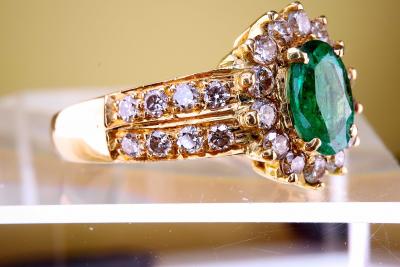 yellow gold ring of 1.20 ct of diamonds and 0.86 ct emerald on 18 kt 2