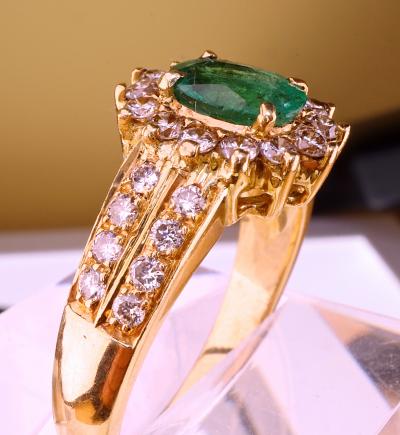 yellow gold ring of 1.20 ct of diamonds and 0.86 ct emerald on 18 kt 2